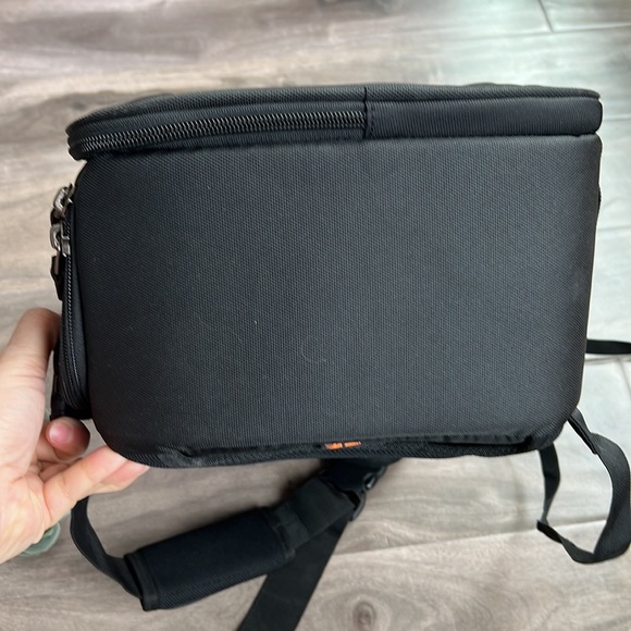 LOWEPRO black sling camera bag - EUC - Picture 8 of 15